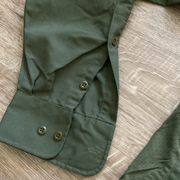 Men’s forest green Vertex button down with mesh side. Like NEW condition - Picture 5 of 6